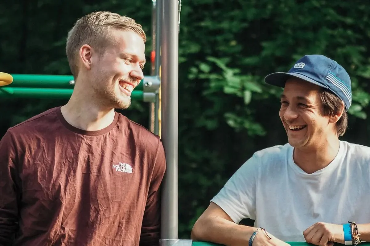 Die FOURACTION-Gründer Simon und Simon lachend am Klettergerüst