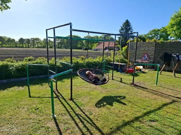 Klettergerüst mit Nestschaukel im Garten von Hendryk Schumann