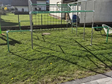 Klettergerüst mit grünen Stangen im Garten von Katharina Jungwirt