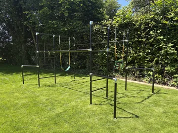 Little Action Klettergerüst vor der Hecke im Garten von Lena Rothlübbers