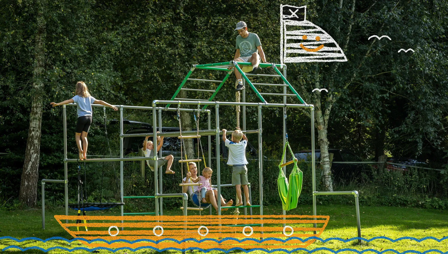 Vier Kinder und zwei Erwachsene klettern, balancieren und schaukeln gleichzeitig an einem großen Klettergerüst im Garten