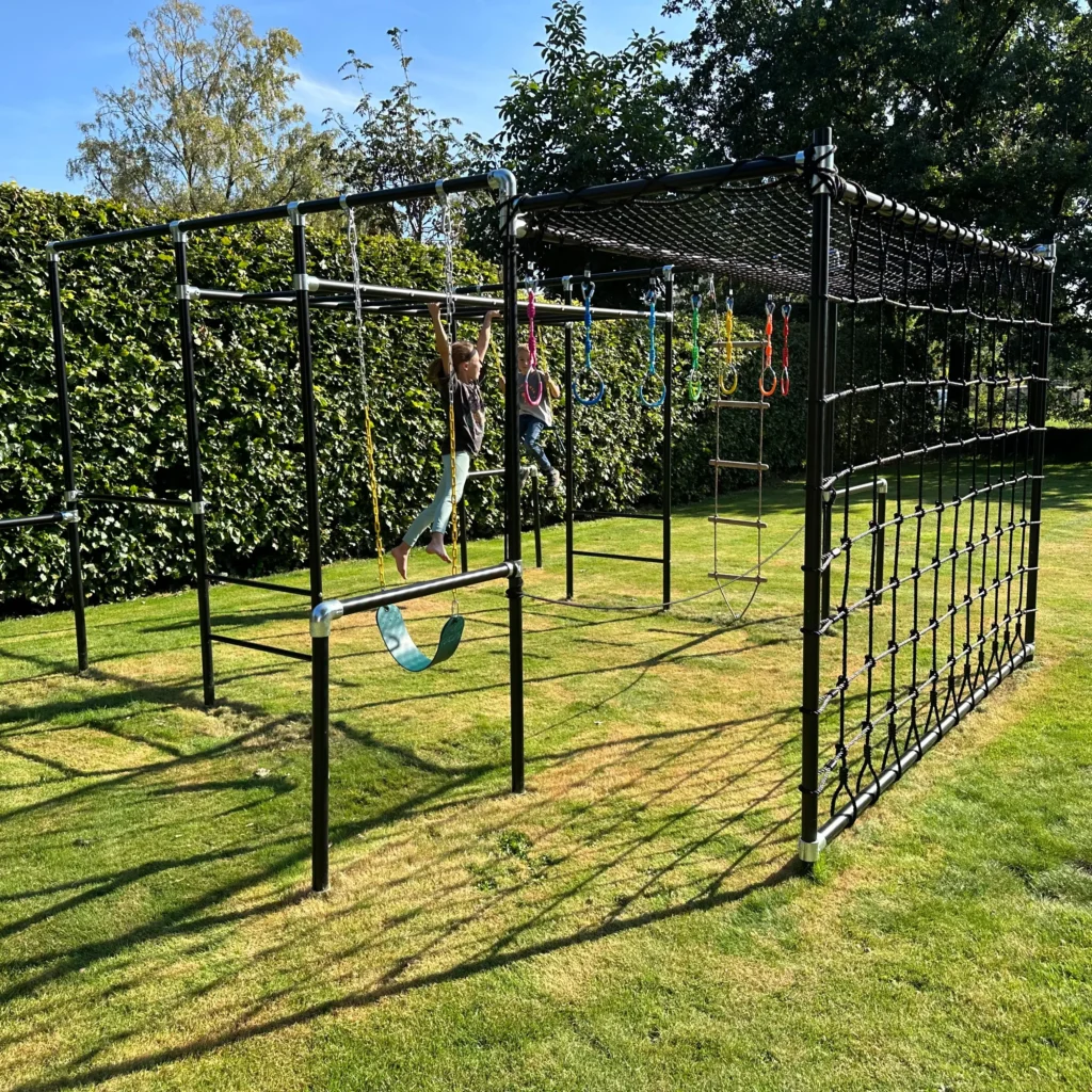 Big Action Klettergerüst mit Liegenetz als Ruheelement im Garten