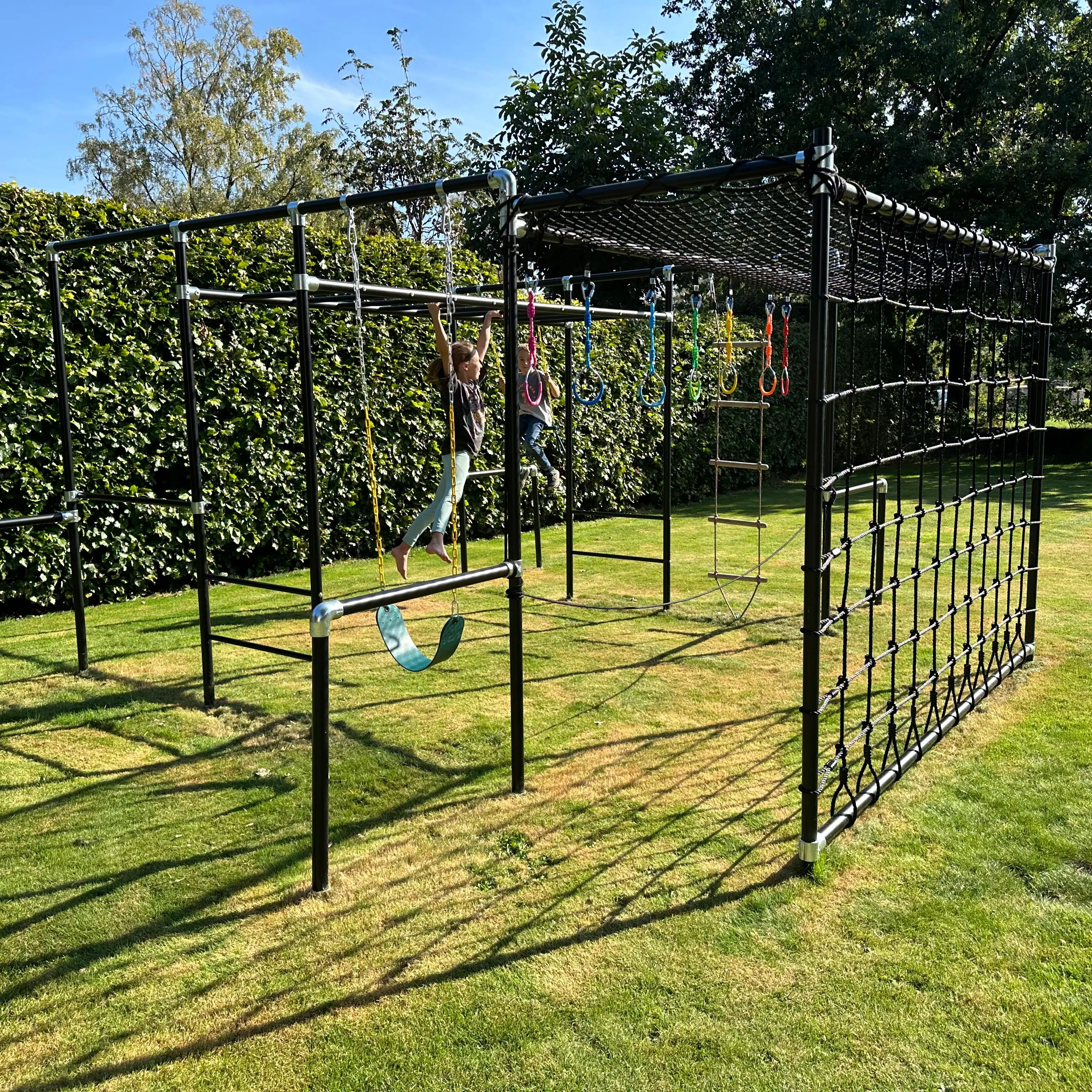 Big Action Klettergerüst mit Liegenetz als Ruheelement im Garten