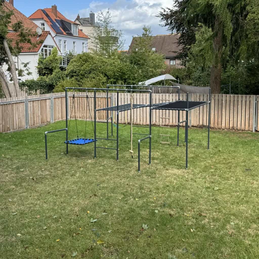 Big Action Klettergerüst LOTTA im Garten mit Hangelleiter und Schaukel