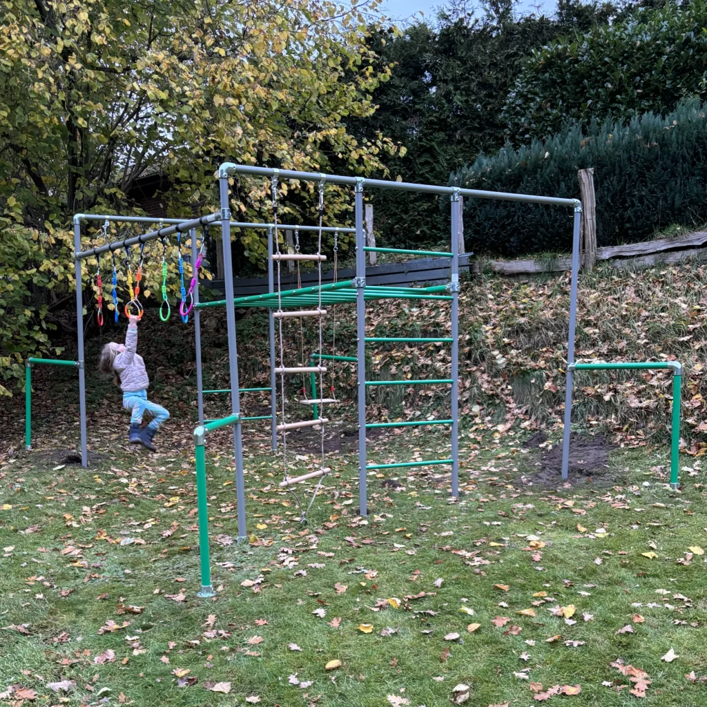 Klettergerüst im Garten mit Turnringen als Zubehör für Kinder