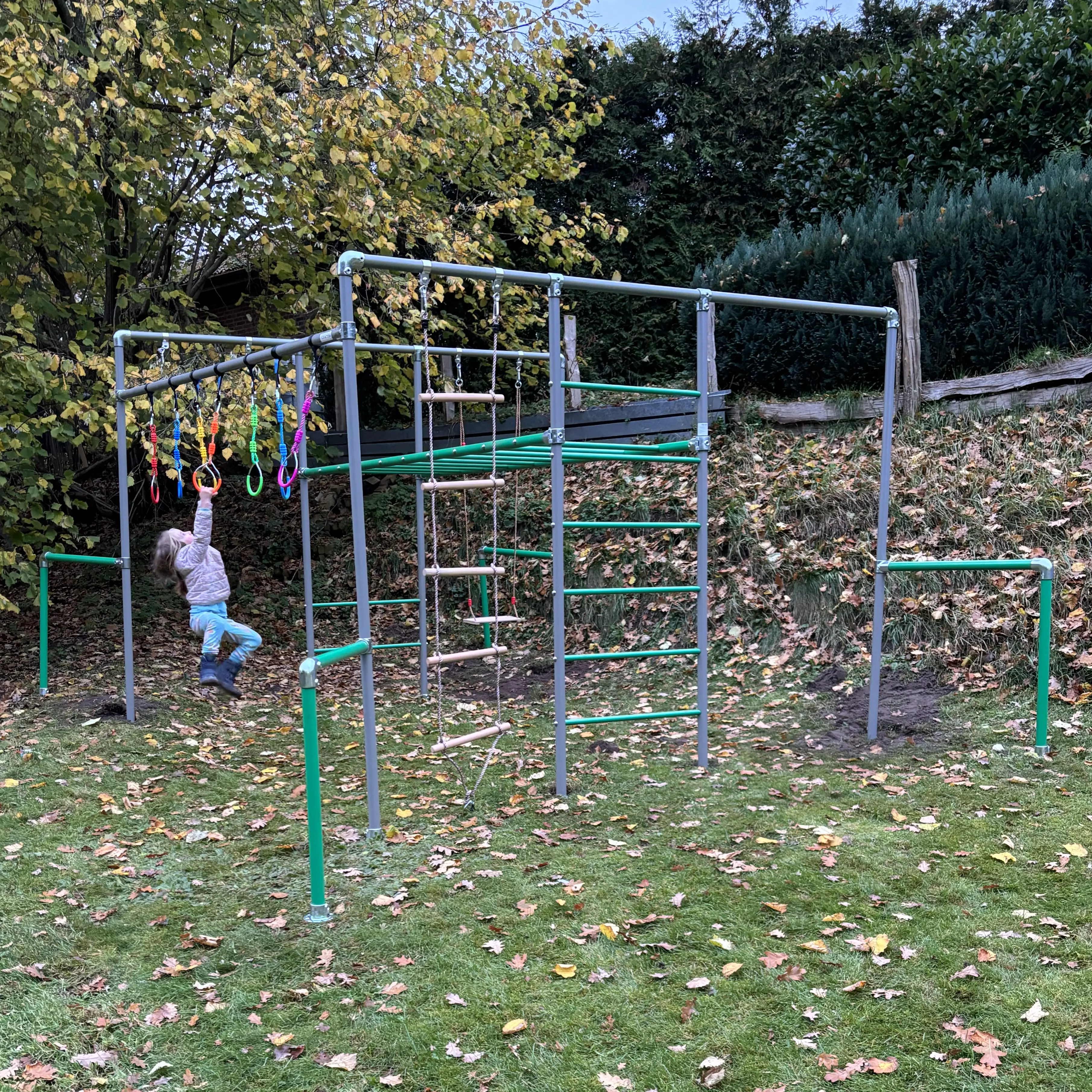 Klettergerüst im Garten mit Turnringen als Zubehör für Kinder
