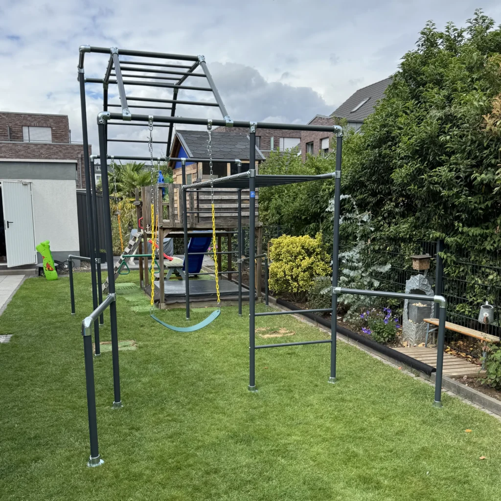 Little Action Klettergerüst mit Ninja-Aufsatz in der Farbe Anthrazit im Garten