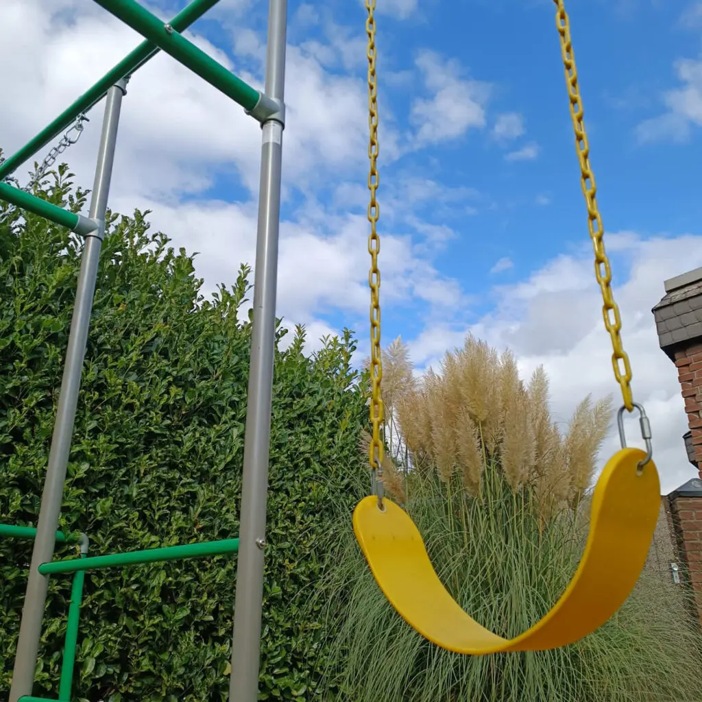 EVA Swing Kinderschaukelsitz in Gelb am Klettergerüst im Garten