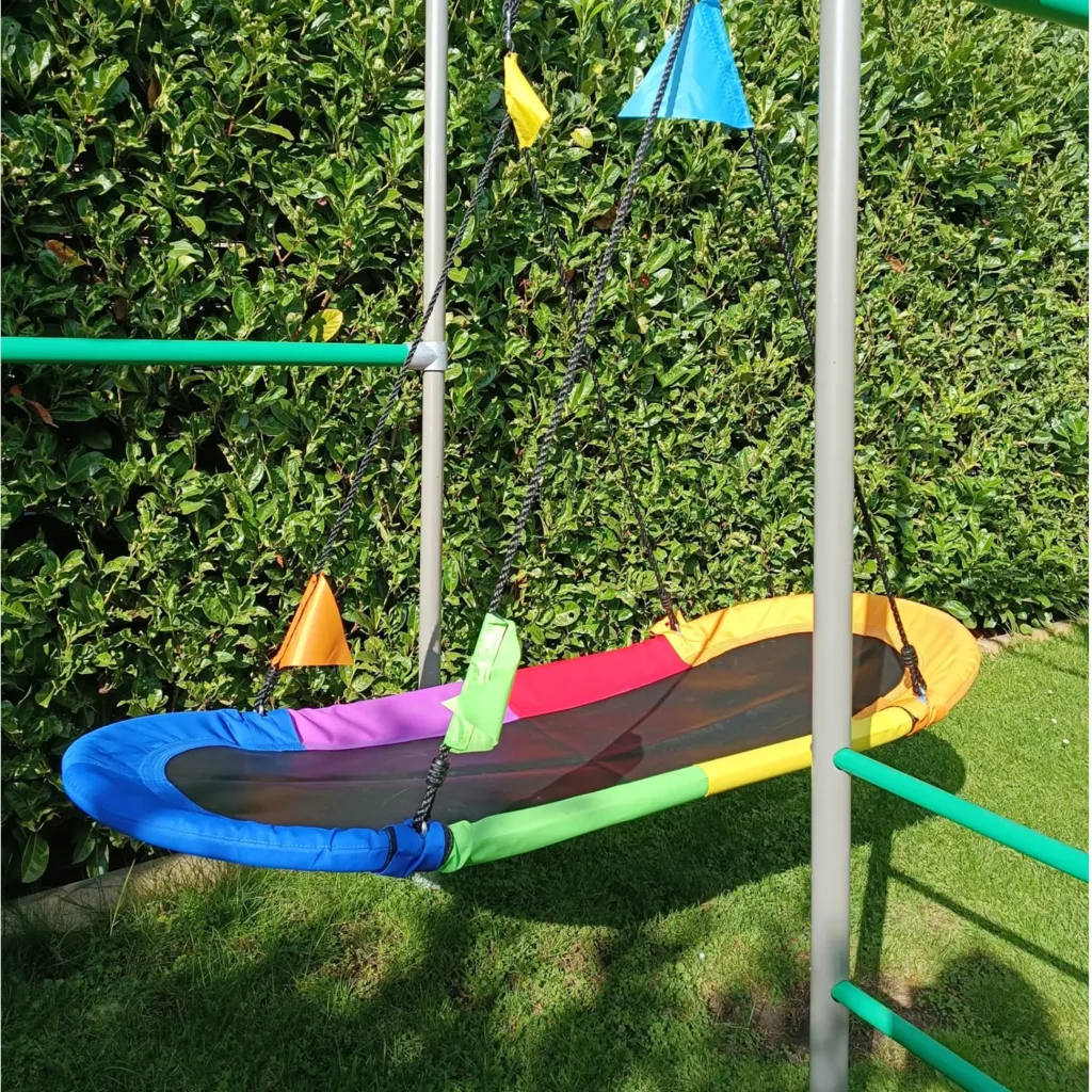 Oval Swing Nestschaukel von oben, bunte Wimpelkette an den Halteseilen