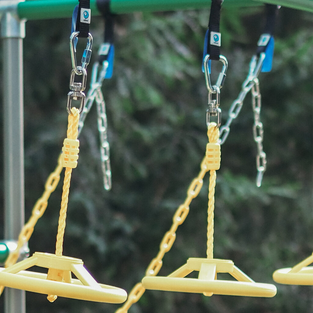 Gelbe Ninja Wheels Schwingräder am Klettergerüst im Garten befestigt