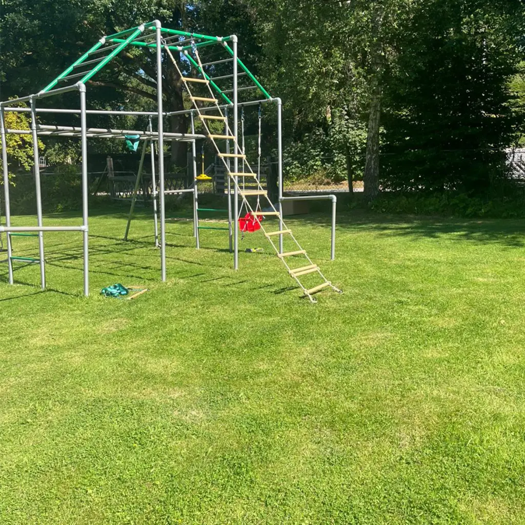 3 Meter Strickleiter am Klettergerüst montiert, Gartenansicht