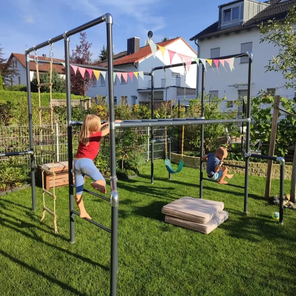 Mini Action Klettergerüst in der Farbe Anthrazit im Garten mit spielenden Kindern