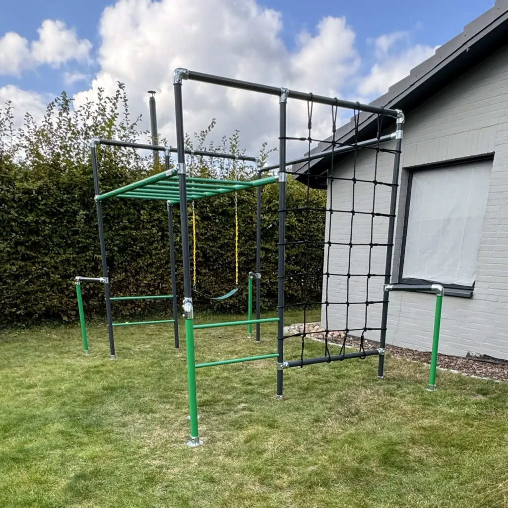 Mini Action Klettergerüst mit Kletternetz als Erweiterung im Garten