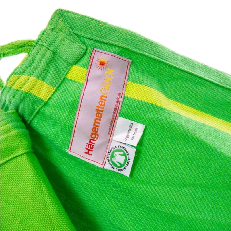 Kinderhängesessel Detailansicht: Label mit GOTS-Biobaumwolle-Siegel und Fair-Trade-Hinweis