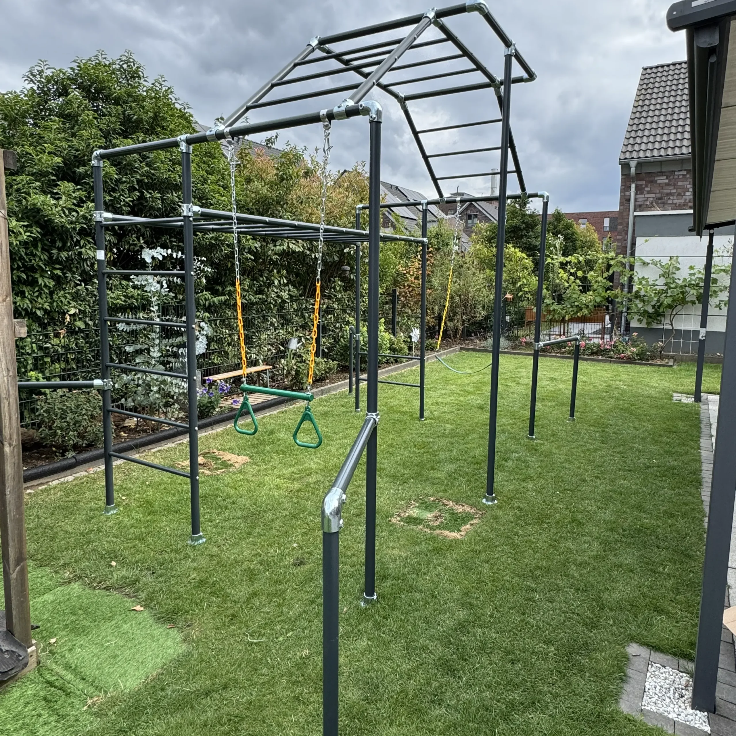 Ninja Aufsatz auf einem anthrazitfarbenen Little Action Klettergerüst im Garten