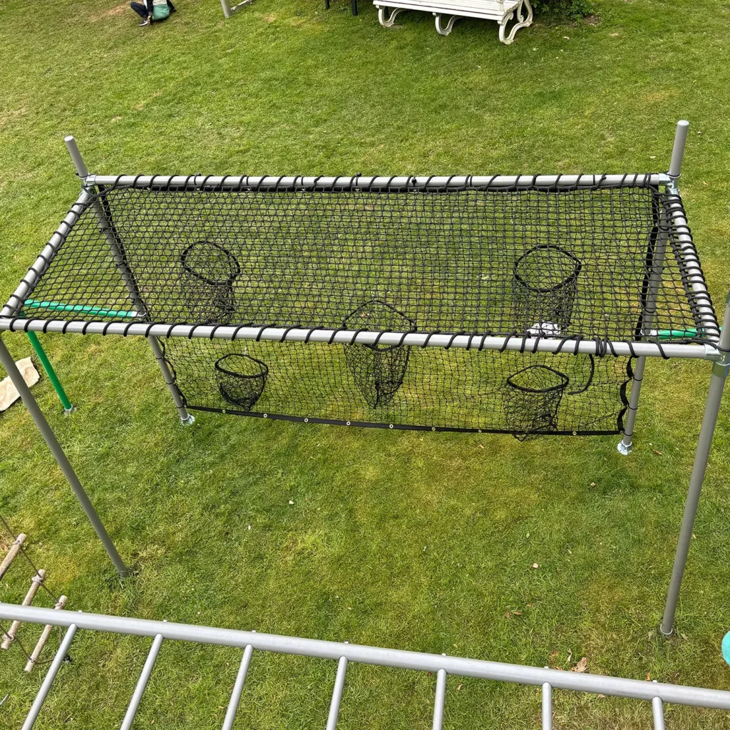 Liegenetz-Anbau am FOURACTION Klettergerüst mit Balleinwurf-Netzen, Ansicht von oben im Garten