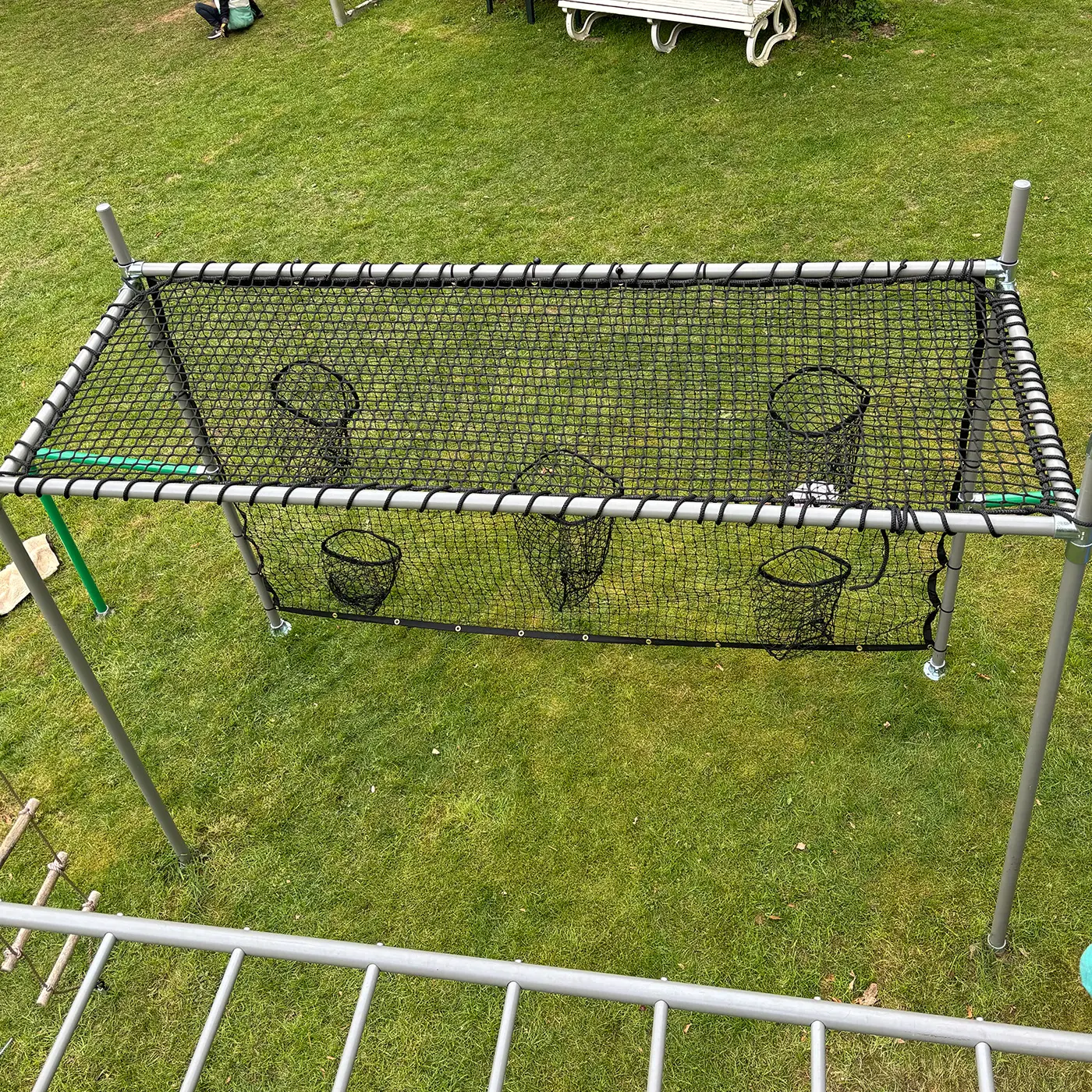 Liegenetz-Anbau am FOURACTION Klettergerüst mit Balleinwurf-Netzen, Ansicht von oben im Garten