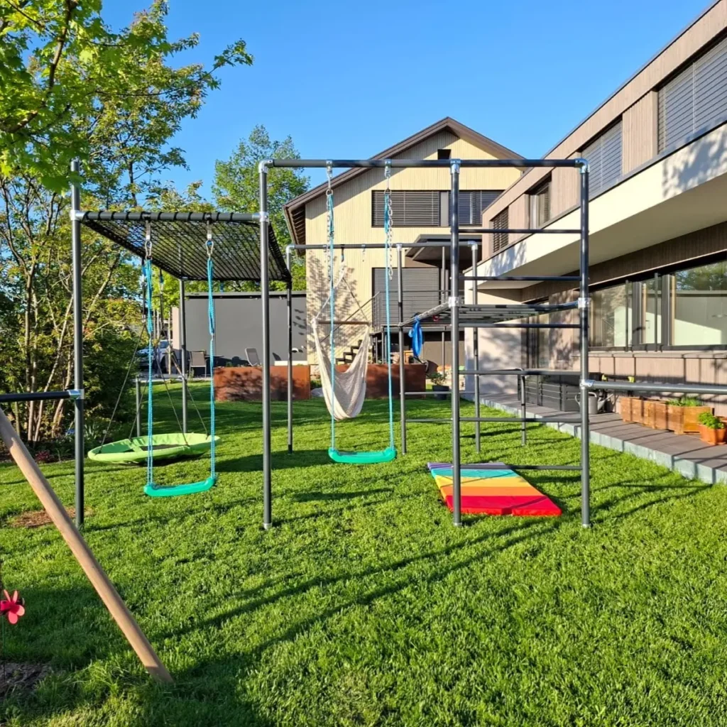 Little Action Klettergerüst BOLLE Anthrazit im Garten mit Nestschaukel, Tellerschaukel, Hängematte, Liegenetz und bunter Turnmatte
