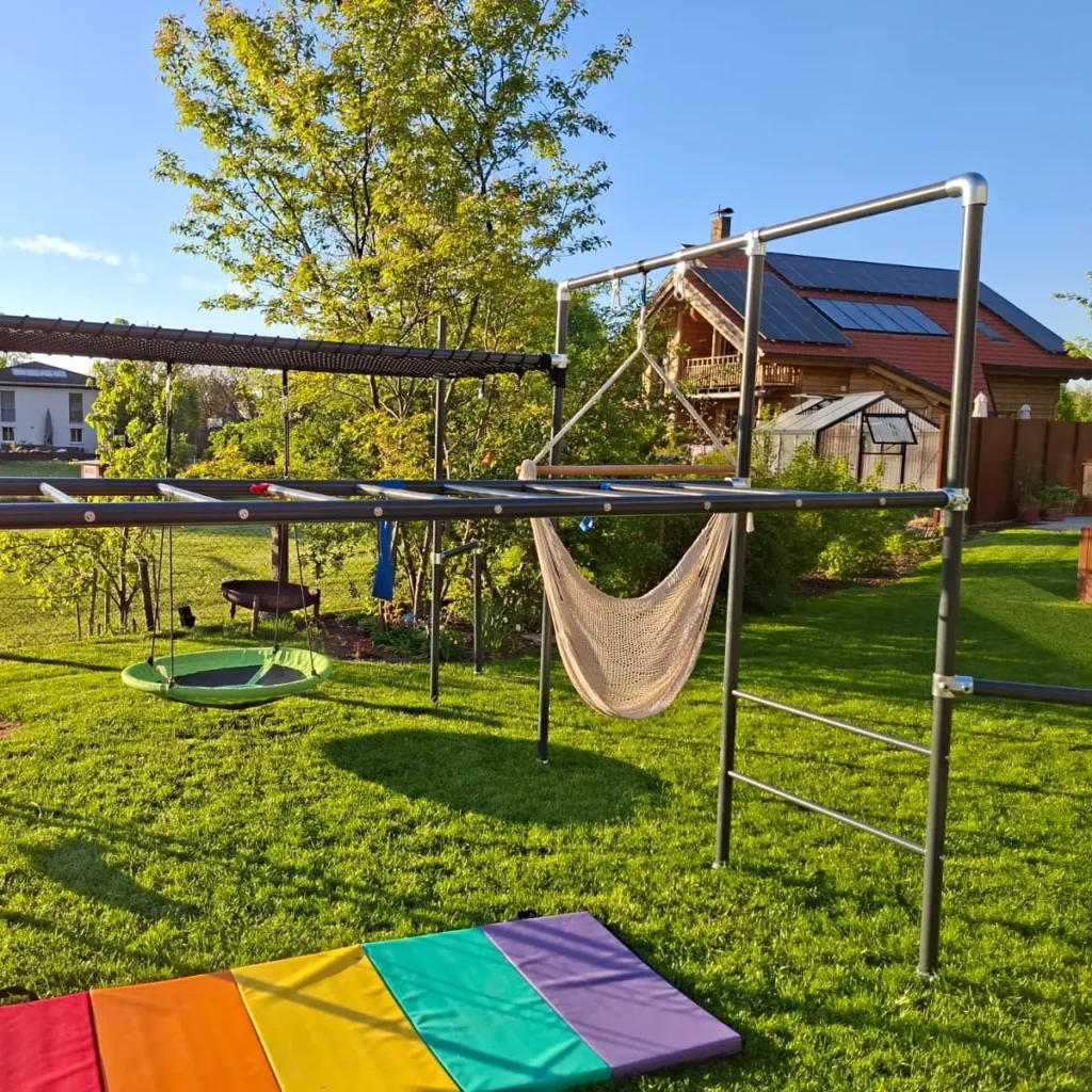 Little Action Klettergerüst BOLLE Anthrazit im Garten mit Hängematte, Nestschaukel, Liegenetz und bunter Turnmatte