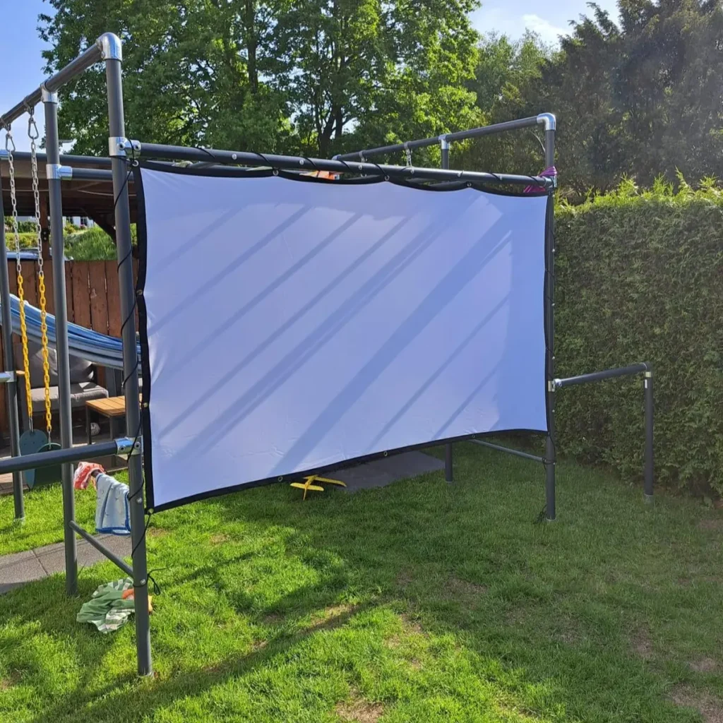 Weiße Projektionsleinwand am FOURACTION Klettergerüst im sonnigen Garten