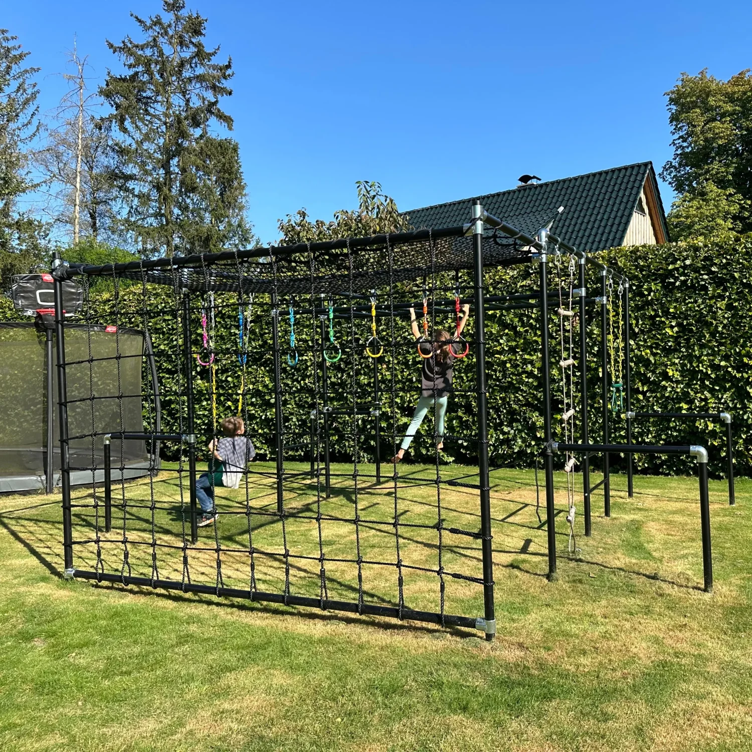 Kundenbild_2_Kletternetz 3×2 Meter Kinder klettern auf einem großen FOURACTION Klettergerüst aus Metall im Garten